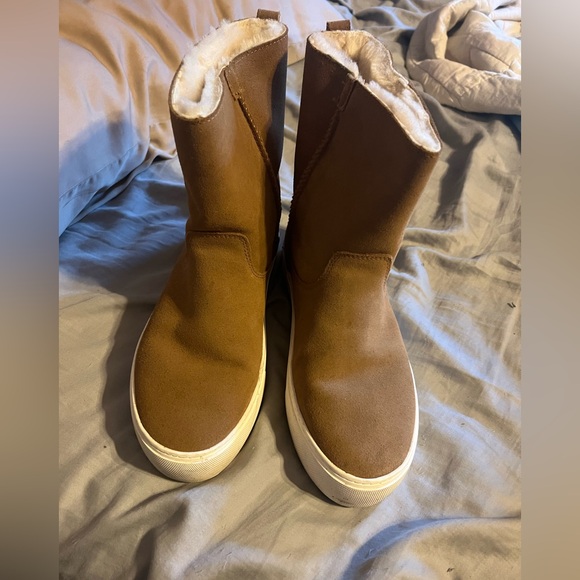 8.5 Ugg Boots - Picture 2 of 7